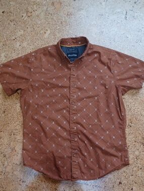 Drill Men's Rust/Metallic Gold Bee Design Short Sleeve Button-Down Shirt Size M